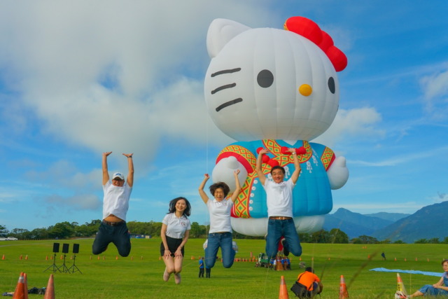 終於露面!HELLO KITTY台東熱氣球首度開箱立球 饒慶鈴:希望為世界帶來正能量