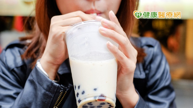 一杯大杯半糖手搖飲熱量、糖分大爆表! 6作法喝進健康、降負擔