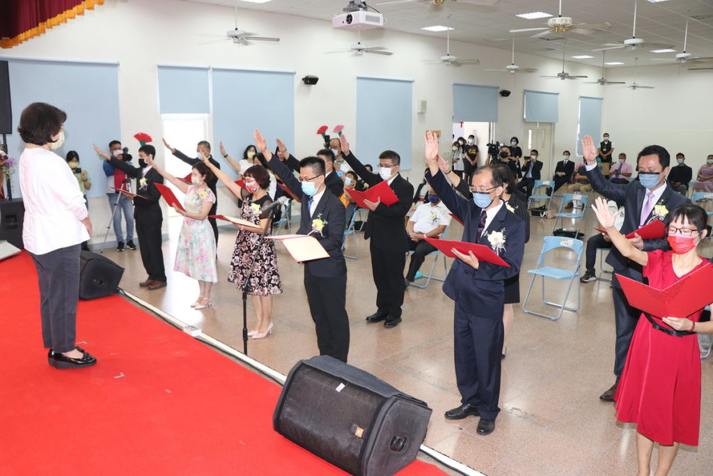 嘉義市110學年度國中小卸新任校長交接典禮 黃敏惠市長:教育要「創新」、「愛與關懷」 激發每個孩子的潛能