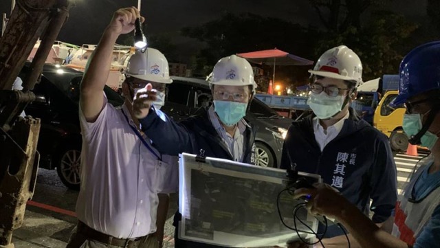 嚴防極端氣候致災 陳其邁市長夜間視察鳳山曹公圳分洪