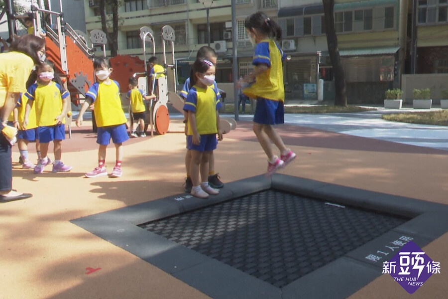 興南公園擁竹市首座彈跳網 林智堅讚:好玩好走好安全