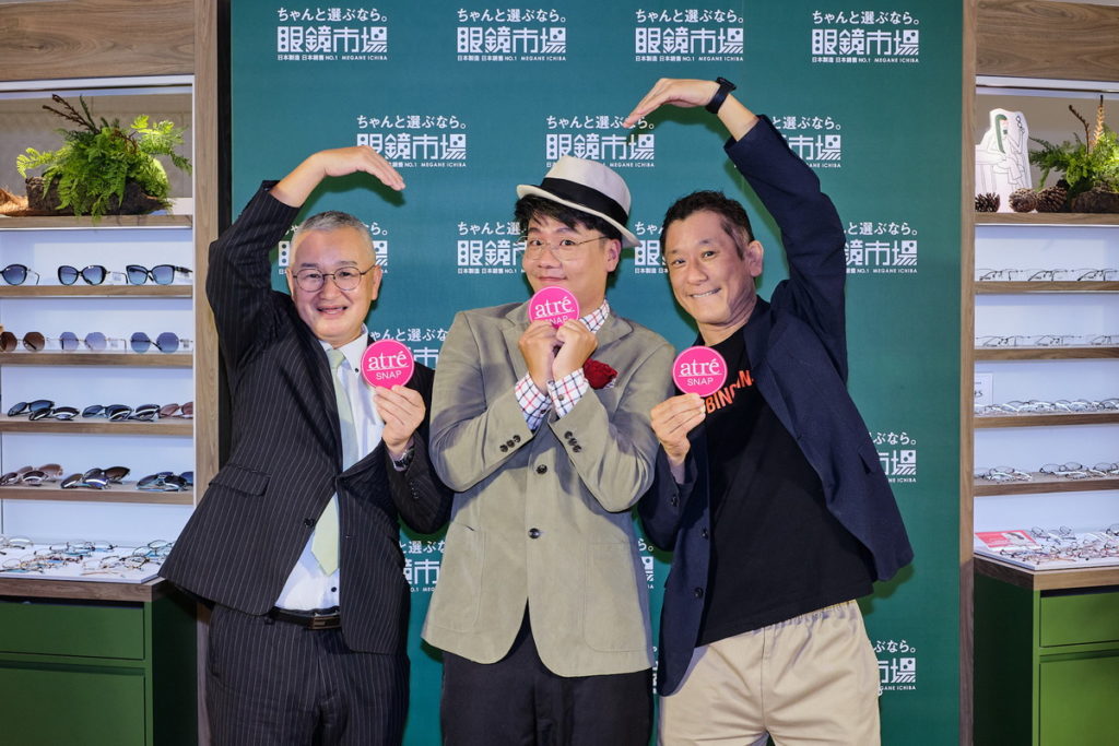 阿翰出席台灣眼鏡市場微風南山atre店開幕活動,與台灣眼鏡市場高村總經理及微風南山艾妥列伊藤總經理一同合影。