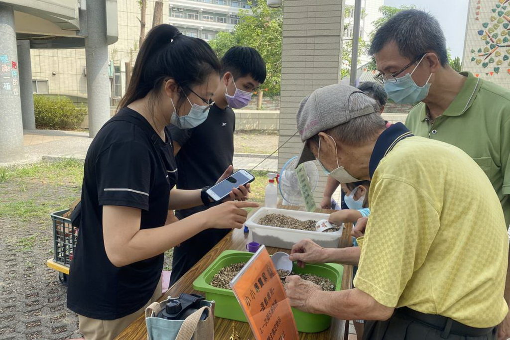 參與者須使用杯子找出埋在土裡的寶物,十分考驗眼力跟觀察力。