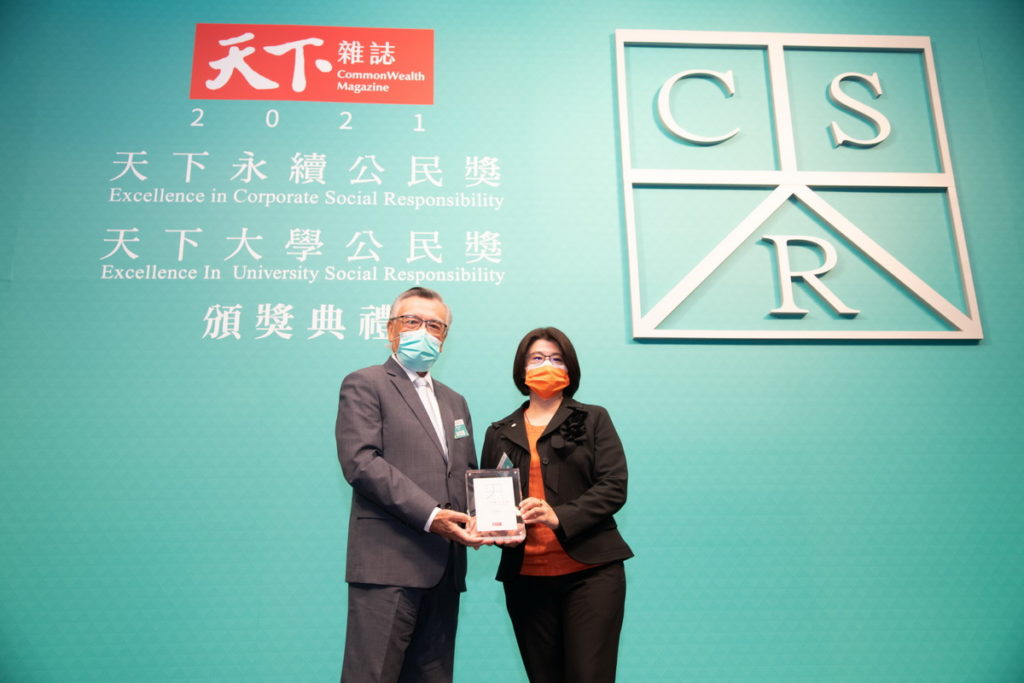 王道銀行再度榮獲2021年「天下永續公民獎」中堅企業第二名,王道銀行駱怡君董事長與評審長林信義合影