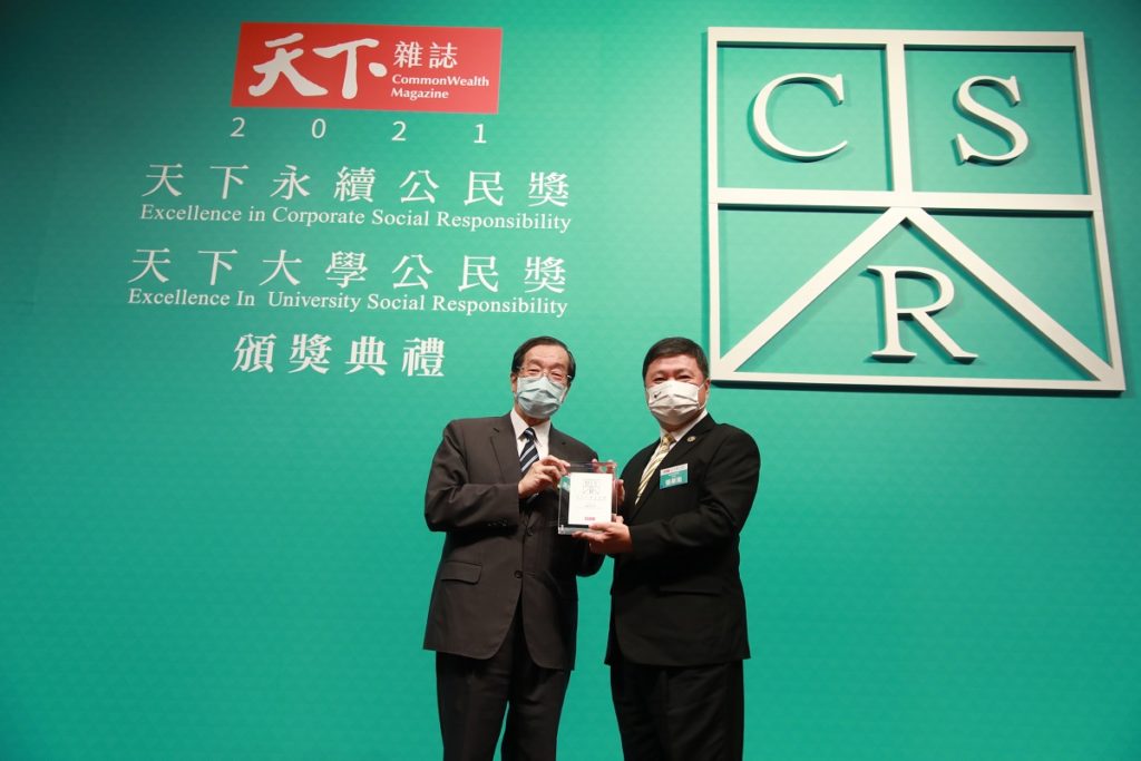 朝陽科大勇奪天下大學公民獎私立技職第一,由助理副校長兼總務長張華南(右)代表接受考試院長黃榮村(左)頒獎表揚。(圖/朝陽科大提供)