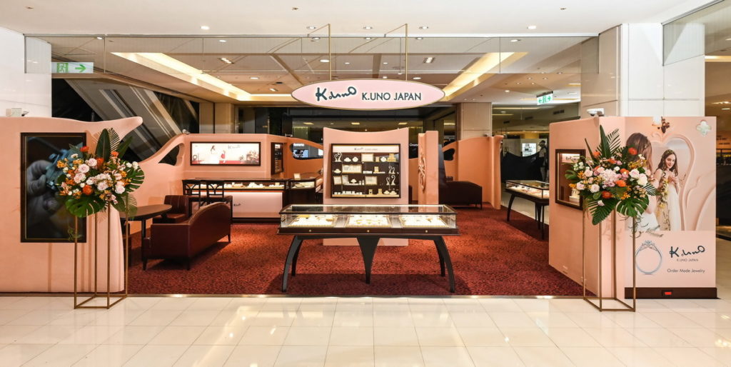 K.UNO 台南店以大自然為設計靈感,選用鮭魚粉為基調,結合自然植物流線打造溫暖的空間。
