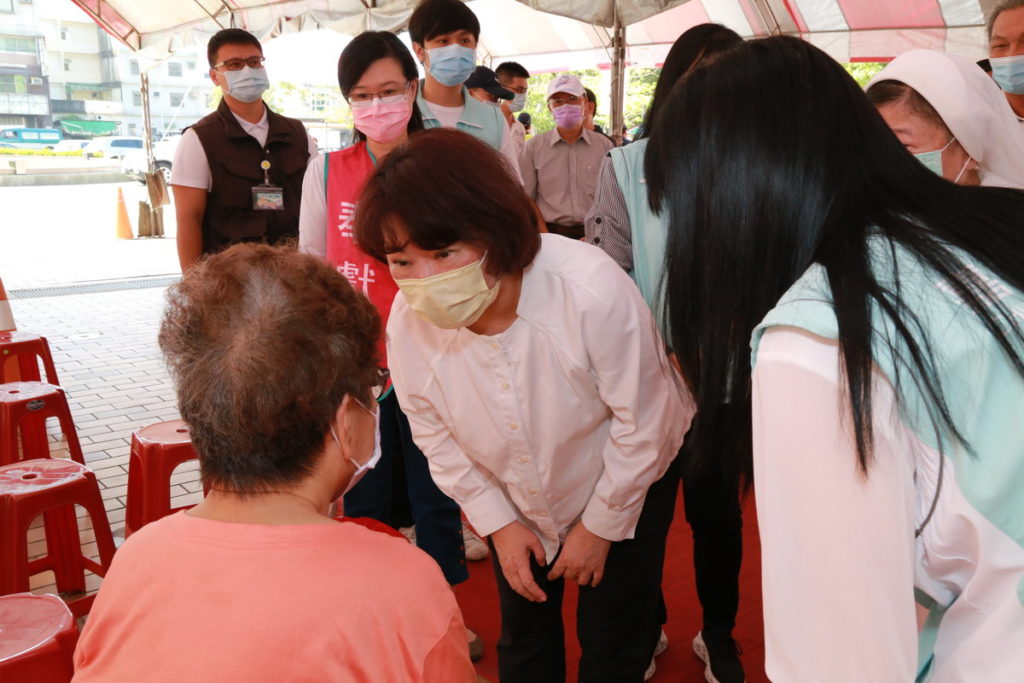 市長關心長者施打第二劑莫德納疫苗狀況 _嘉義市政府提供