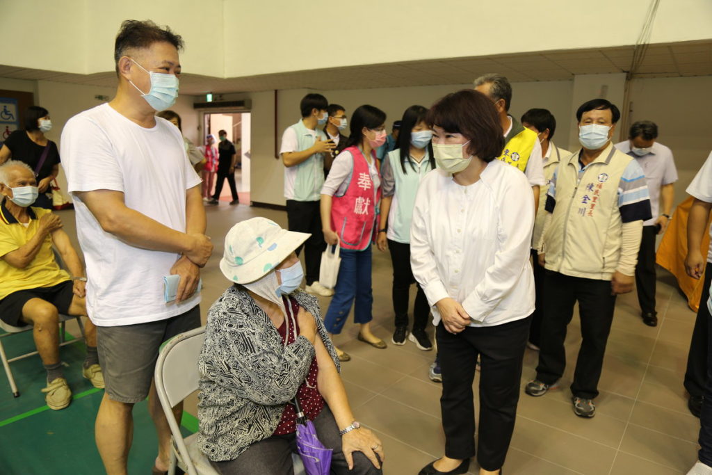 市長關心長者施打第二劑莫德納疫苗狀況 _嘉義市政府提供