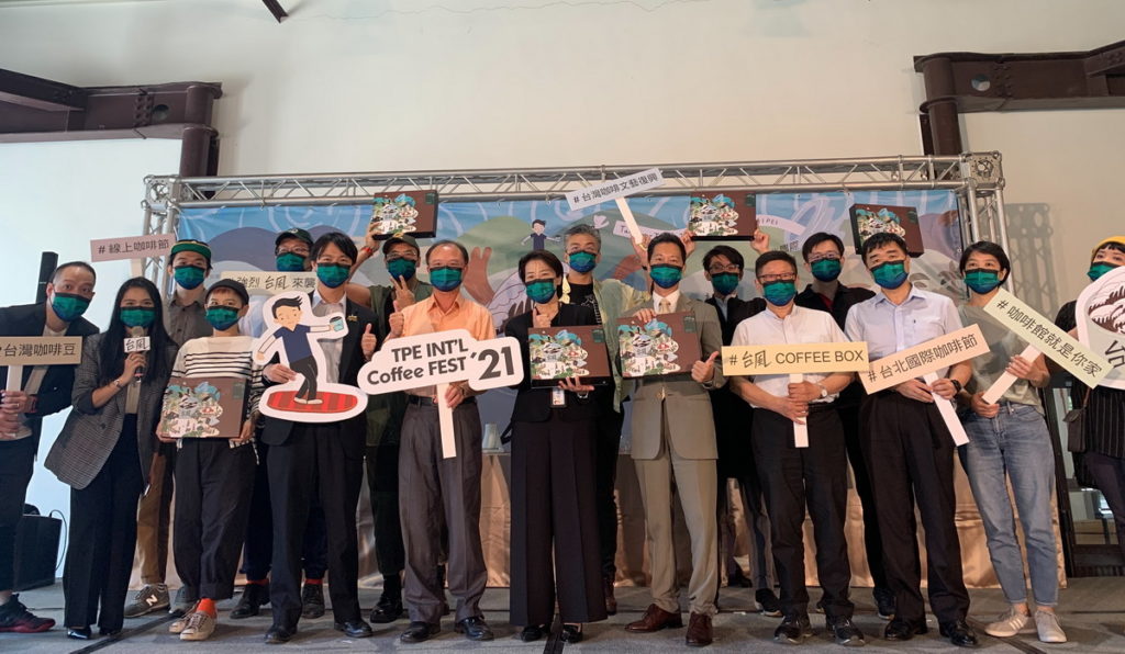 社團法人台灣咖啡協會活動召集人林哲豪(前排左4)、行政院農業委員會茶業改良場蘇宗振