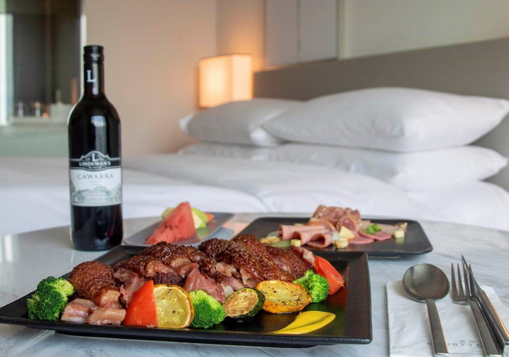 台北國泰萬怡酒店 Stay and Dine 怡享好時光,在房內即享招牌烤豬腳等套餐美味(禁止酒駕未滿十八歲禁止飲酒)