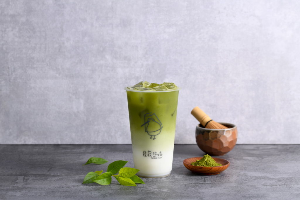特濃宇治抹茶歐蕾可以嚐到濃郁抹茶與滑順奶香的經典滋味,讓你可以輕鬆享受午後的午茶時光