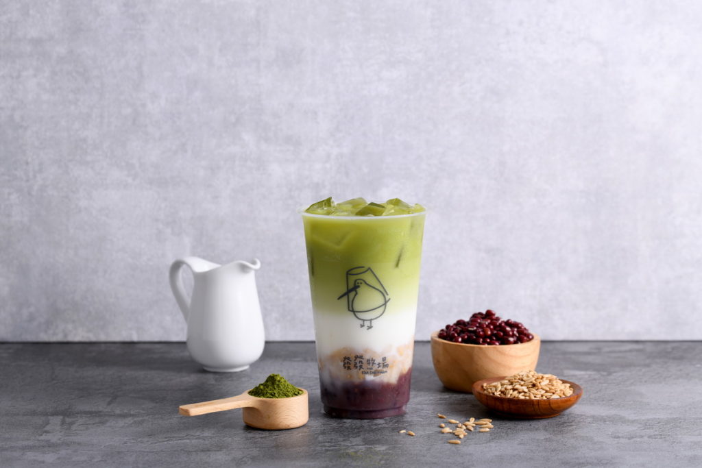 纖女宇治抹茶歐蕾擁有夢幻漸層外表,加入手工熬煮紅豆與燕麥,QQ嚼感搭配濃郁抹茶,喝下就能感受到三倍幸福療癒感