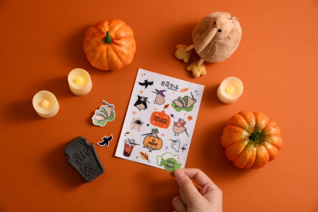 為了歡慶萬聖節同步推出Too cute to spook萬聖節布貼紙,怪奇賣萌同步限量預購中