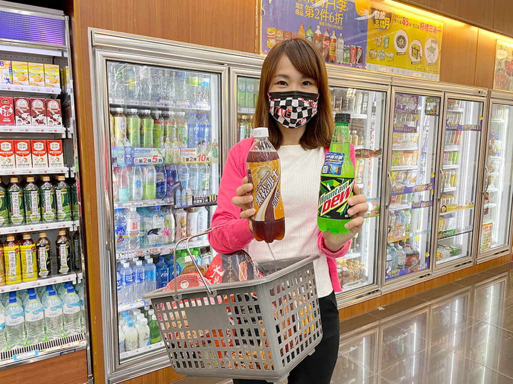 萊爾富推出指定飲品,享同品項成箱24件500元,除現打7.2折,使用紙本振興券結帳,再享等值滿額購物金