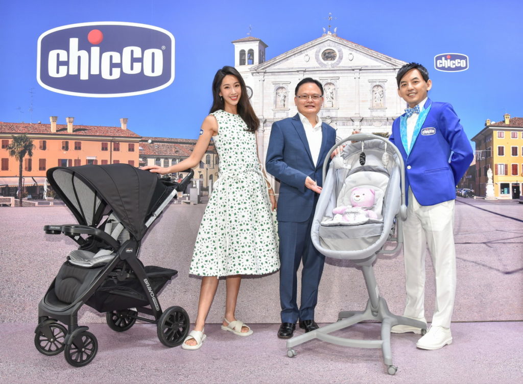 由左至右分別為Chicco代言人隋棠、杏豐董事長歐慶鵬、Chicco直播主持人黃子佼(Chicco提供)