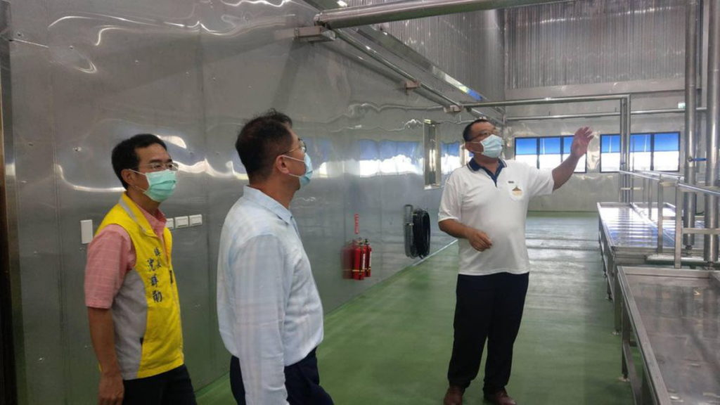 農業處長吳芳銘參觀廠區設備運作
