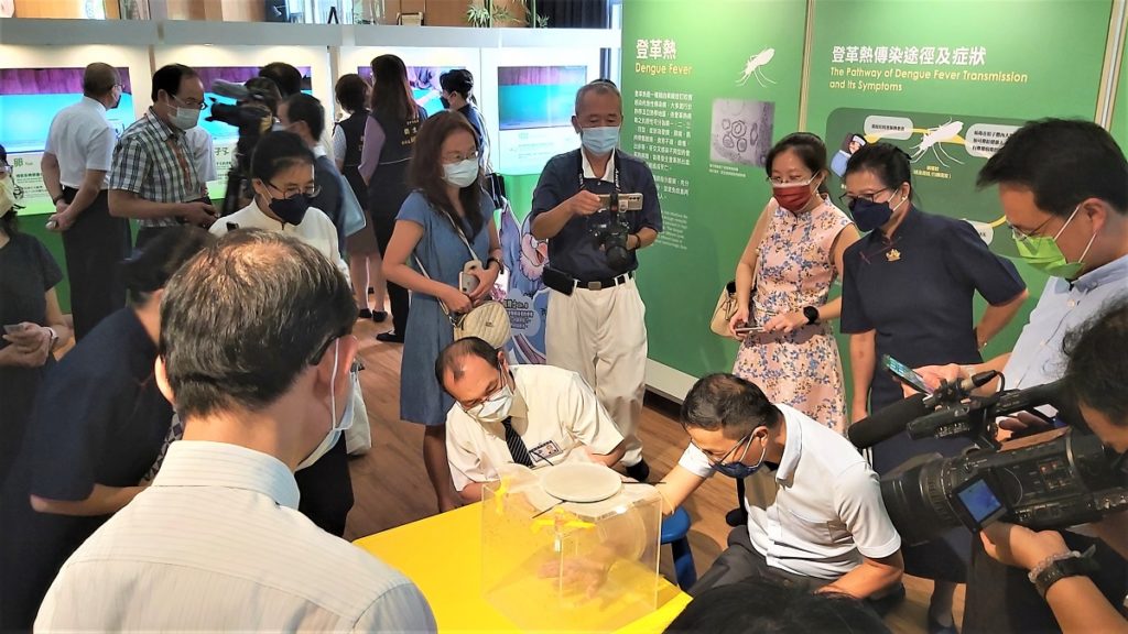 慈濟基金會與科工館合作主辦「防疫戰鬥營巡迴展」,第二站台中靜思堂登場,出席貴賓親身體驗畫面。(圖/陳惠玲攝影)