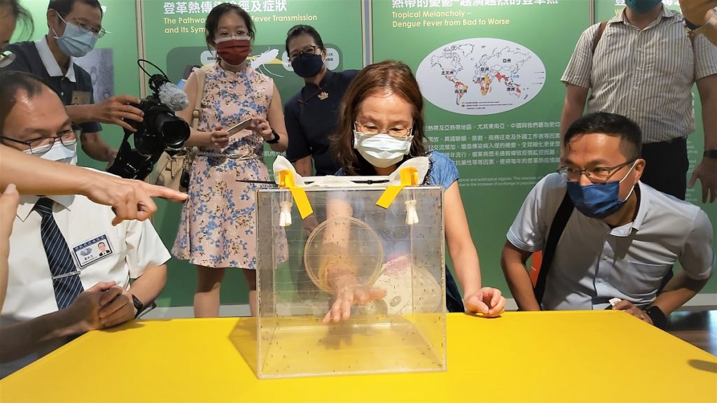 慈濟基金會與科工館合作主辦「防疫戰鬥營巡迴展」,第二站台中靜思堂正式展出,出席貴賓親身體驗畫面。(圖/陳惠玲攝影)