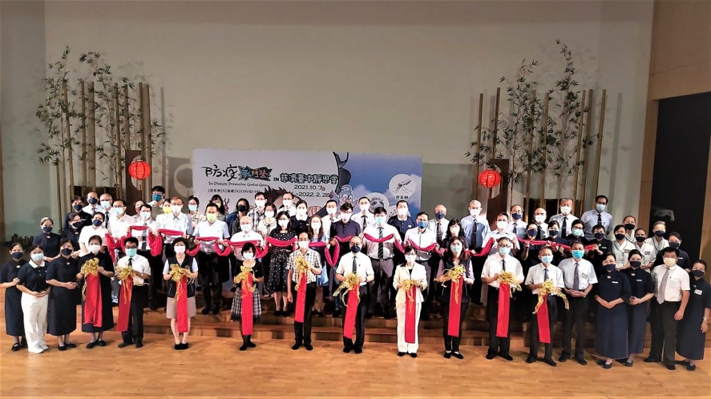 慈濟基金會與科工館合作主辦「防疫戰鬥營巡迴展」,第二站在台中靜思堂展出,今日舉行開幕展儀式後大合影。(圖/陳惠玲攝影)