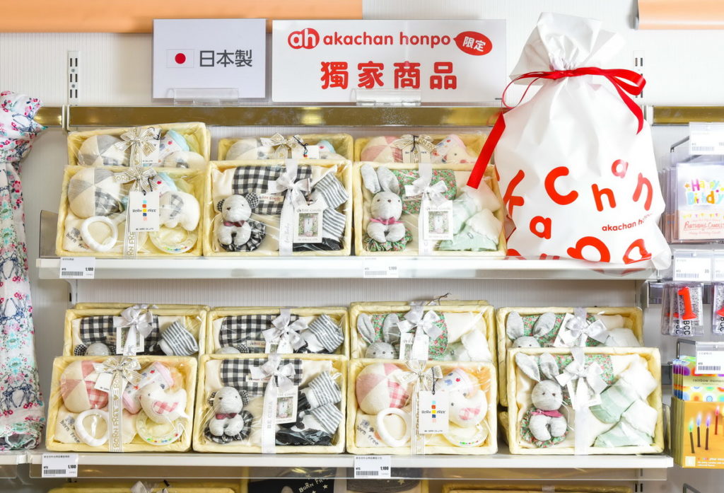 店內販售品項多達 5,500 種,其中超過五成是阿卡將本舖獨家限定商品(台灣阿卡將本舖提供)相關商品及促銷均為採訪當時之內容