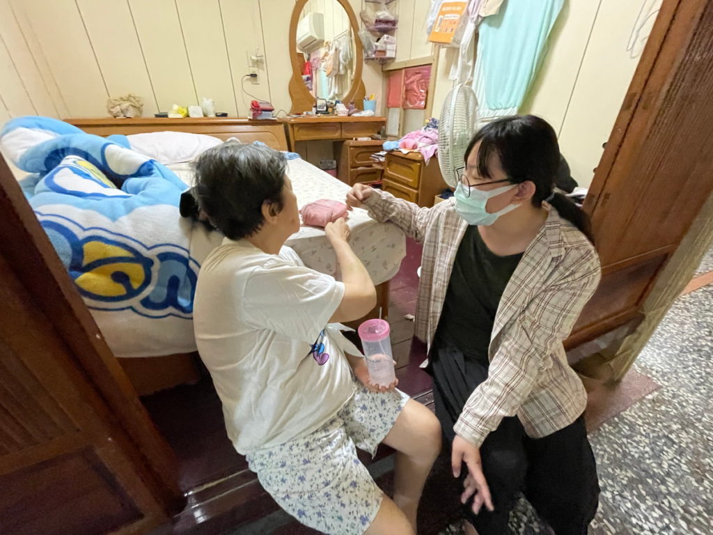 長輩最需要的是陪伴與關懷,嘉基居服中心社工給予長輩安心的陪伴服務