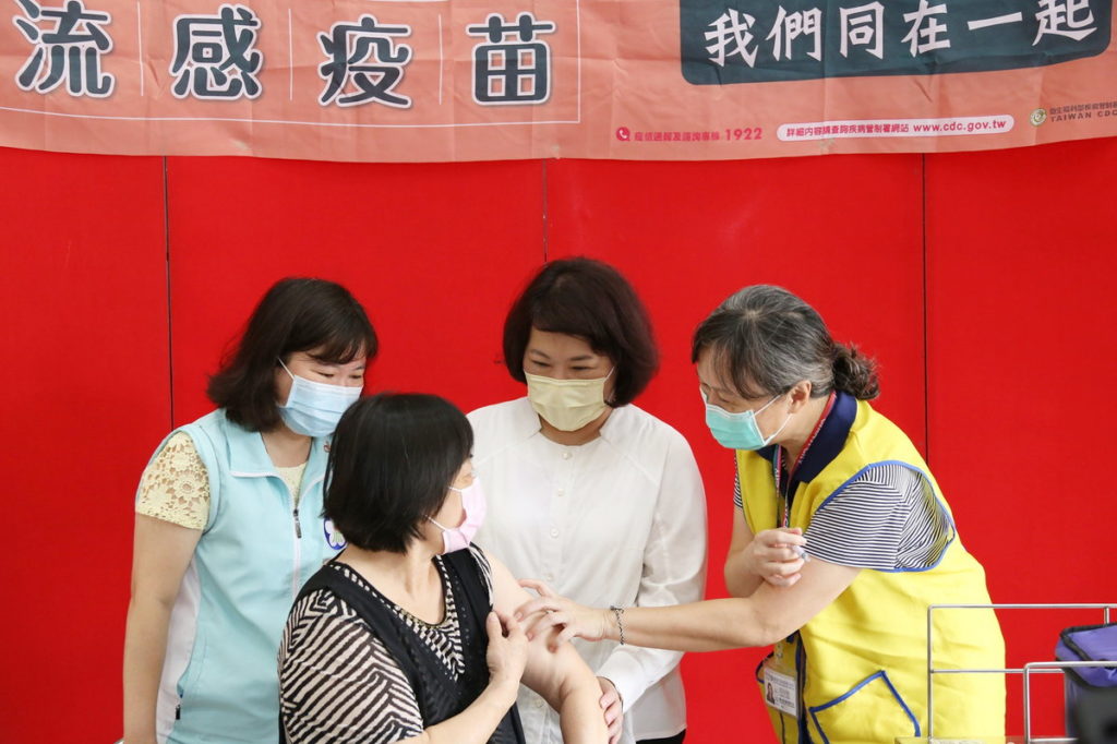 民眾接種流感疫苗