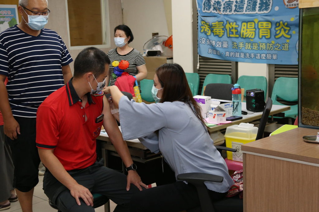 民眾接種流感疫苗