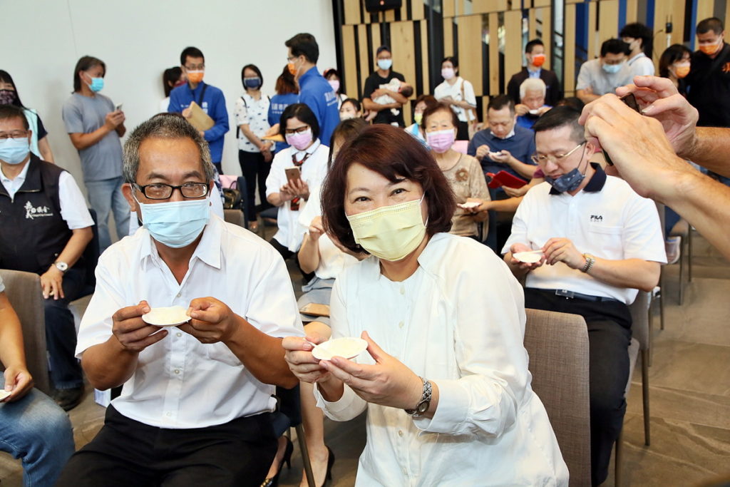 左起_嘉義農業試驗分所吳永培博士與黃敏惠市長 分享幸福嘉義米