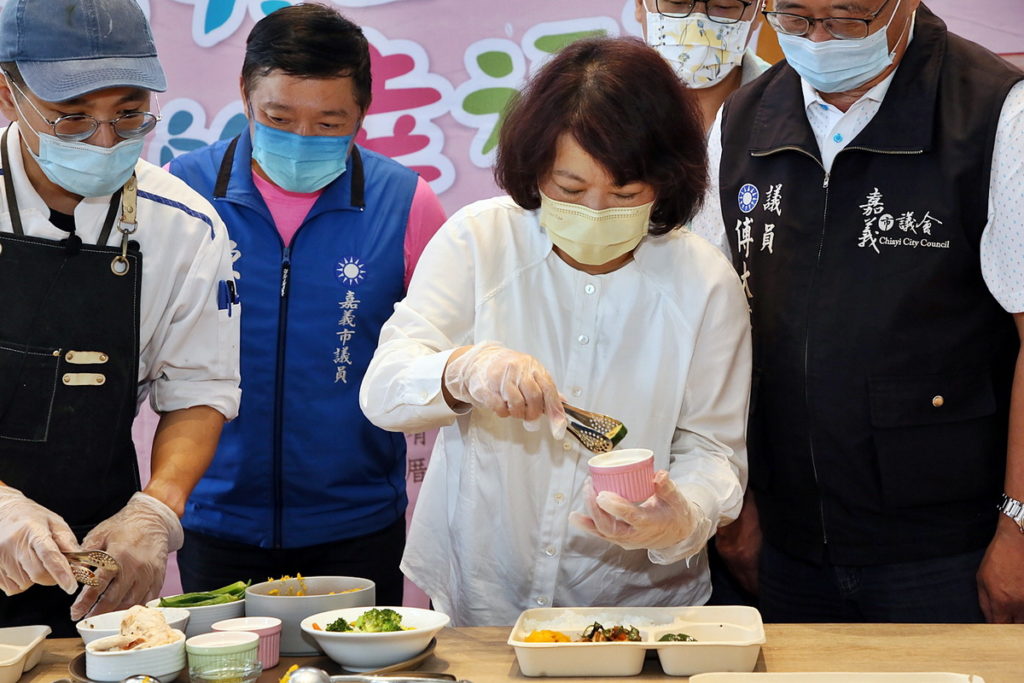 黃敏惠市長以幸福嘉義米製作便當