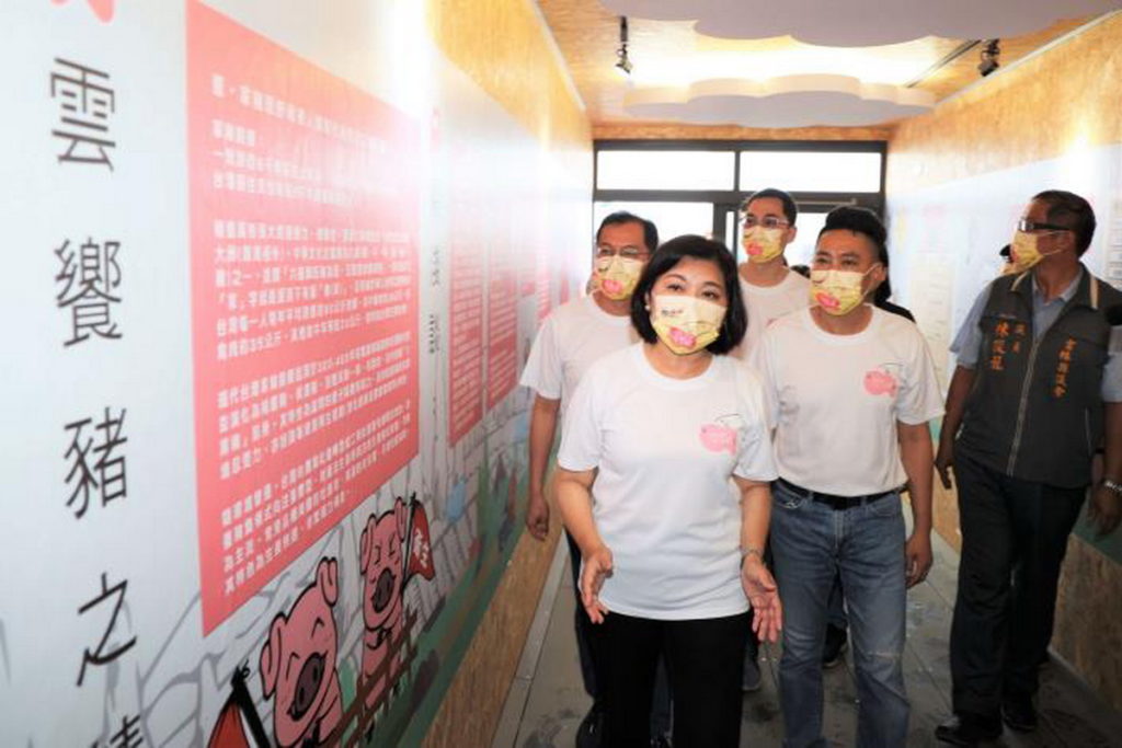 豬市吉饗-雲饗豬展售教育館,讓大家看見雲林在地農民對生產農產品安全的堅持,「饗故鄉、在雲林」、「吃精品豬、雲饗豬」,以食的安全、安心推廣雲林精品豬肉在地好滋味。