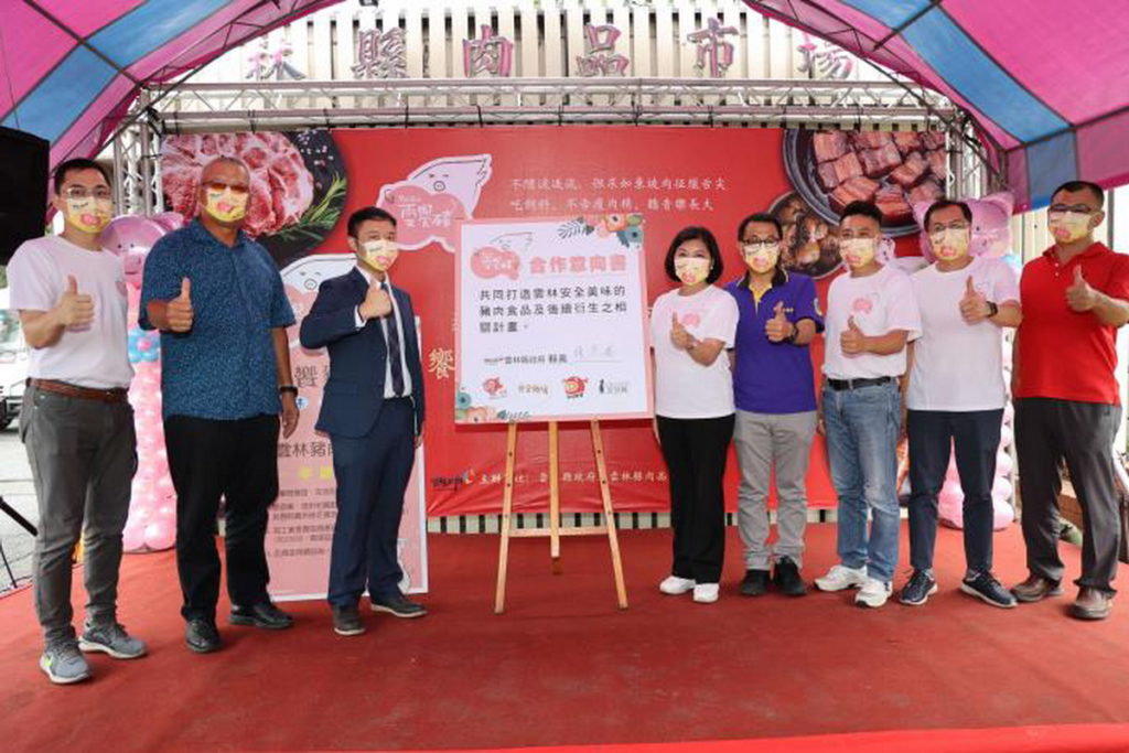 張縣長與轄內肉品加工業者簽訂加入雲饗豬合作意向