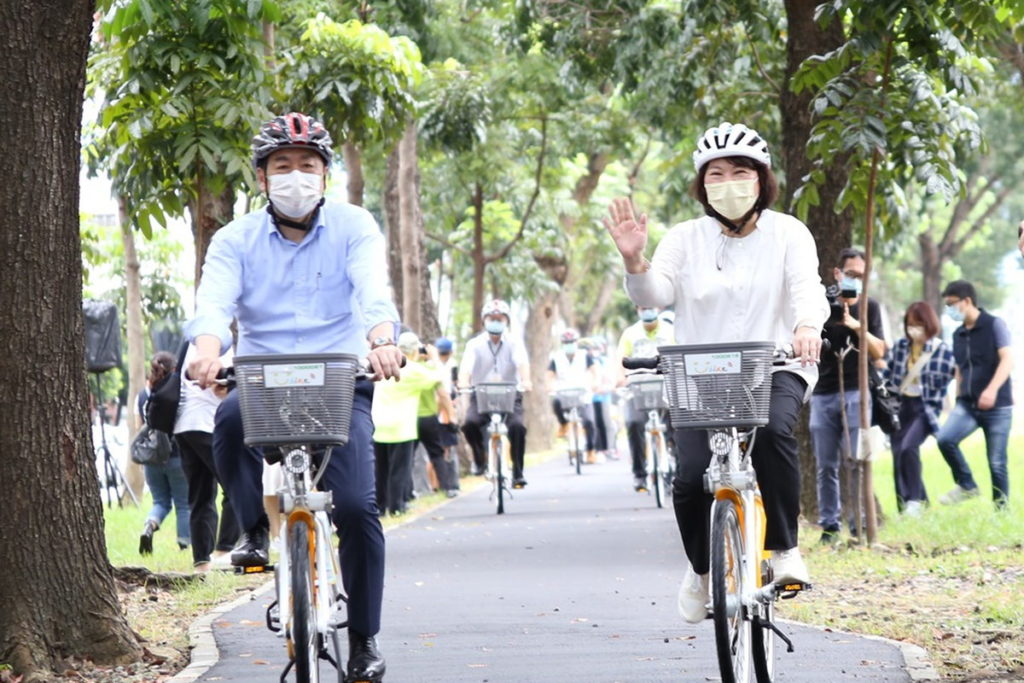 黃敏惠市長與內政部陳宗彥政務次長騎自行車