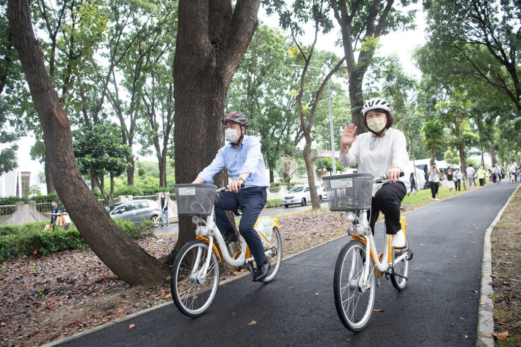 黃敏惠市長與內政部陳宗彥政務次長騎自行車