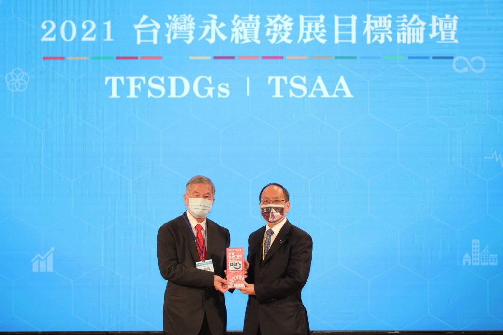 2021「TSAA台灣永續行動獎」東海大學獲頒四金一銀,成為大學之最!圖左為行政院副院長沈榮津、右為東海大學校長王茂駿(圖/東海大學提供)