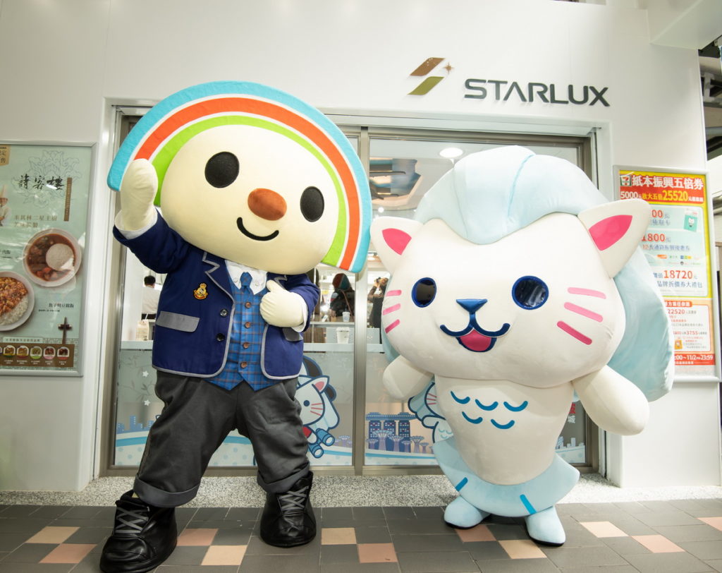 新加坡旅遊局萌小獅Merli今(13) 攜手OPEN小將驚喜現身「星宇航空 x 7-ELEVEN 概念店」快閃宣傳,現場吸引許多路過的大、小朋友爭相合照