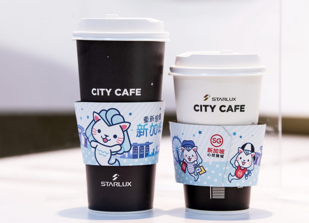 「星宇航空 x 7-ELEVEN 概念店」限定的萌小獅Merli咖啡杯套,一起重新想像新加坡