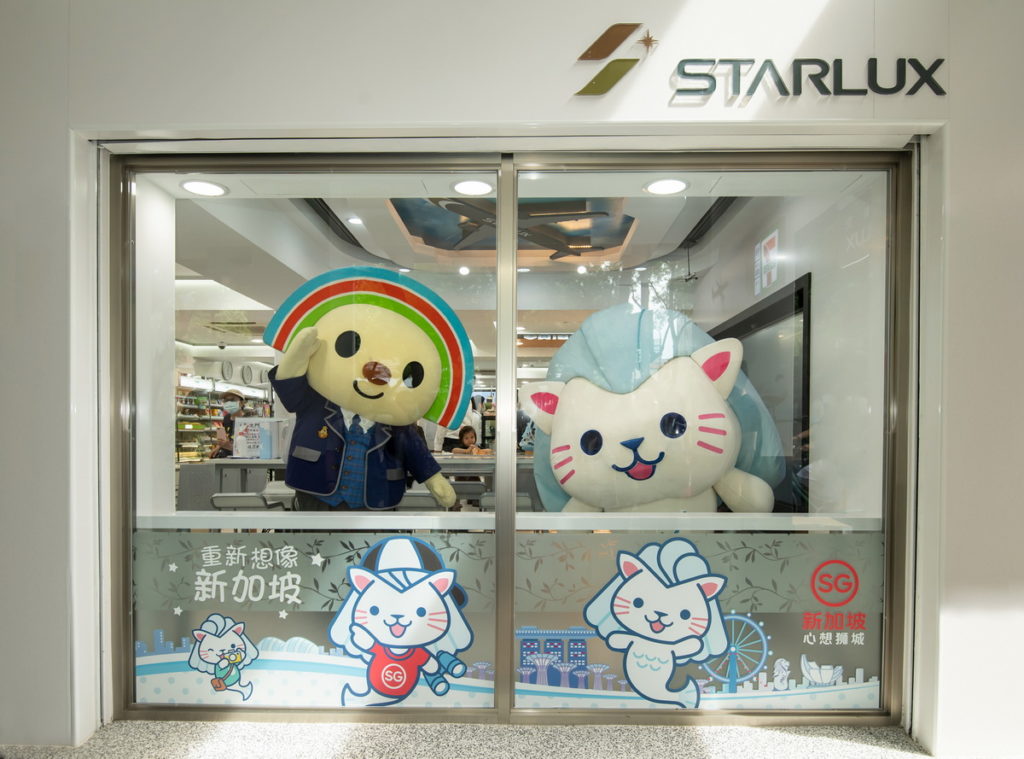 新加坡旅遊局萌小獅Merli與OPEN小將一起開心合照,7-ELEVEN全台首間航空主題門市快閃一個月等你來打卡