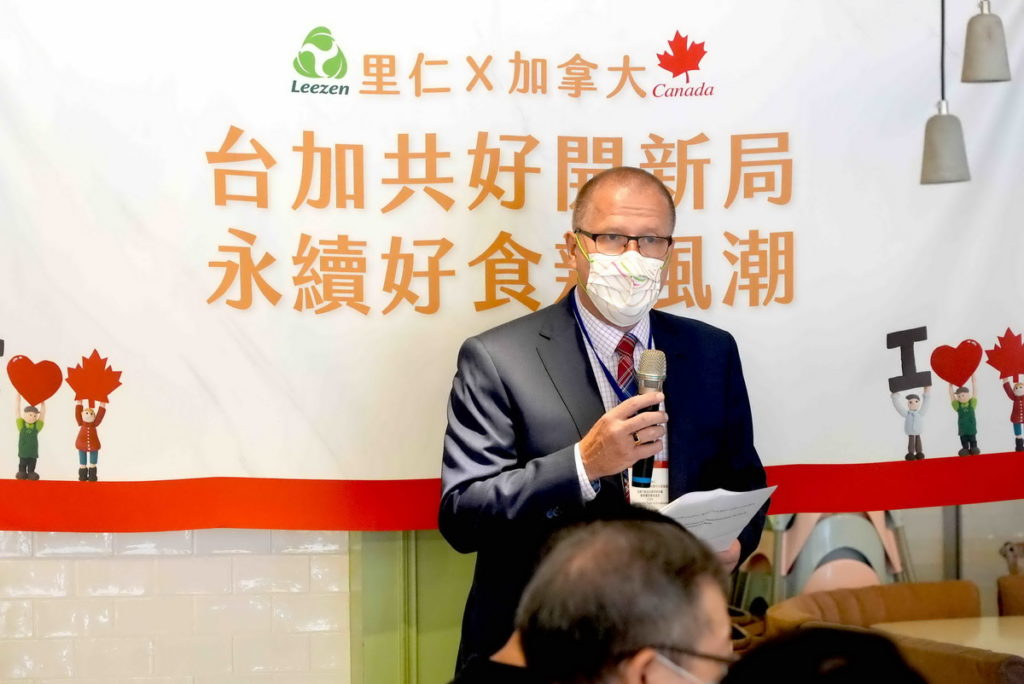 加拿大貿易投資處處長敬獵人(Ed Jager)祝賀臺加合作創新產品上市