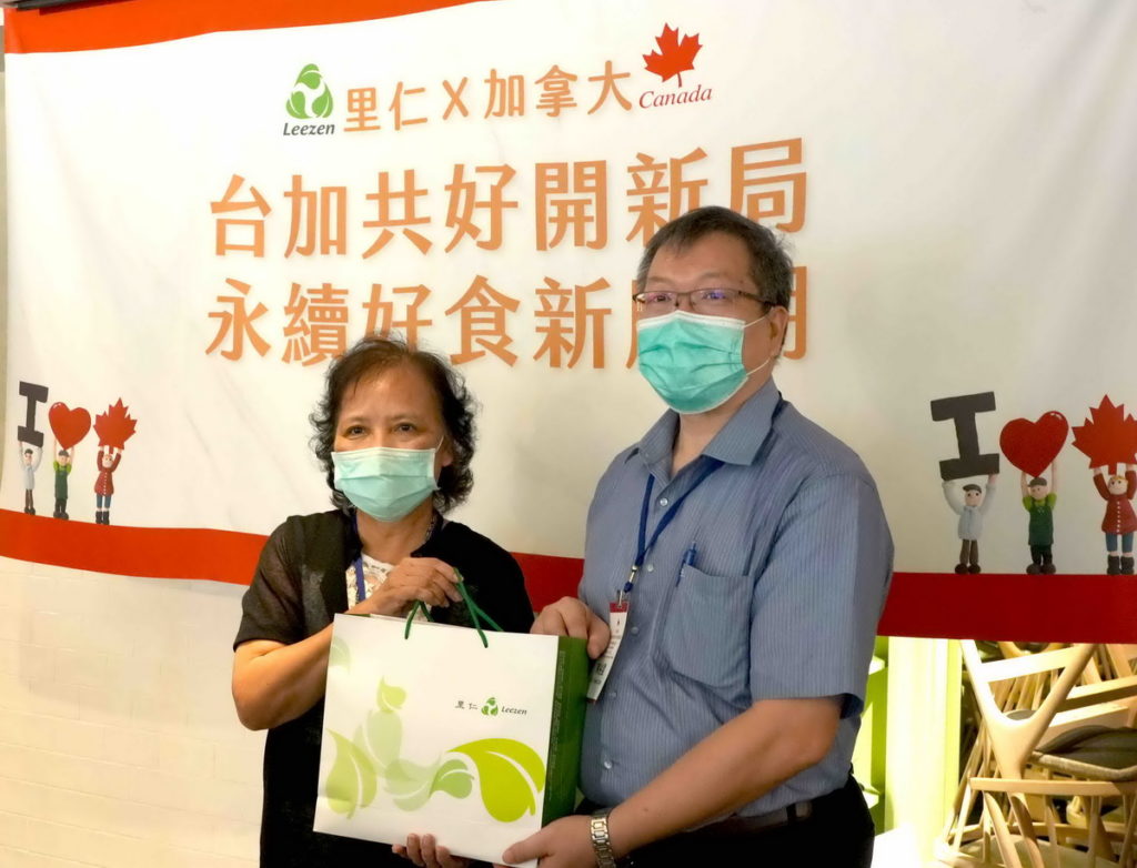里仁總經理李妙玲贈送臺中區農業改良場李紅曦場長與作物改良課課長陳裕星博士禮品。