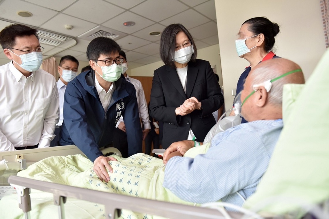 陪同總統探視慰問「城中城」傷、亡者家屬 陳其邁:妥善安置受災戶、照顧亡者家屬 全面體檢危樓