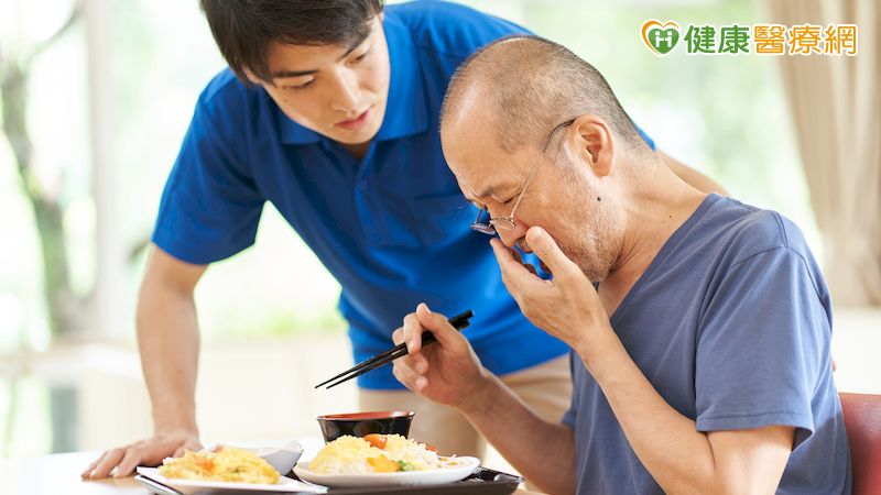 用餐飯菜掉滿桌、常被嗆到? 當心「口腔衰弱徵兆」