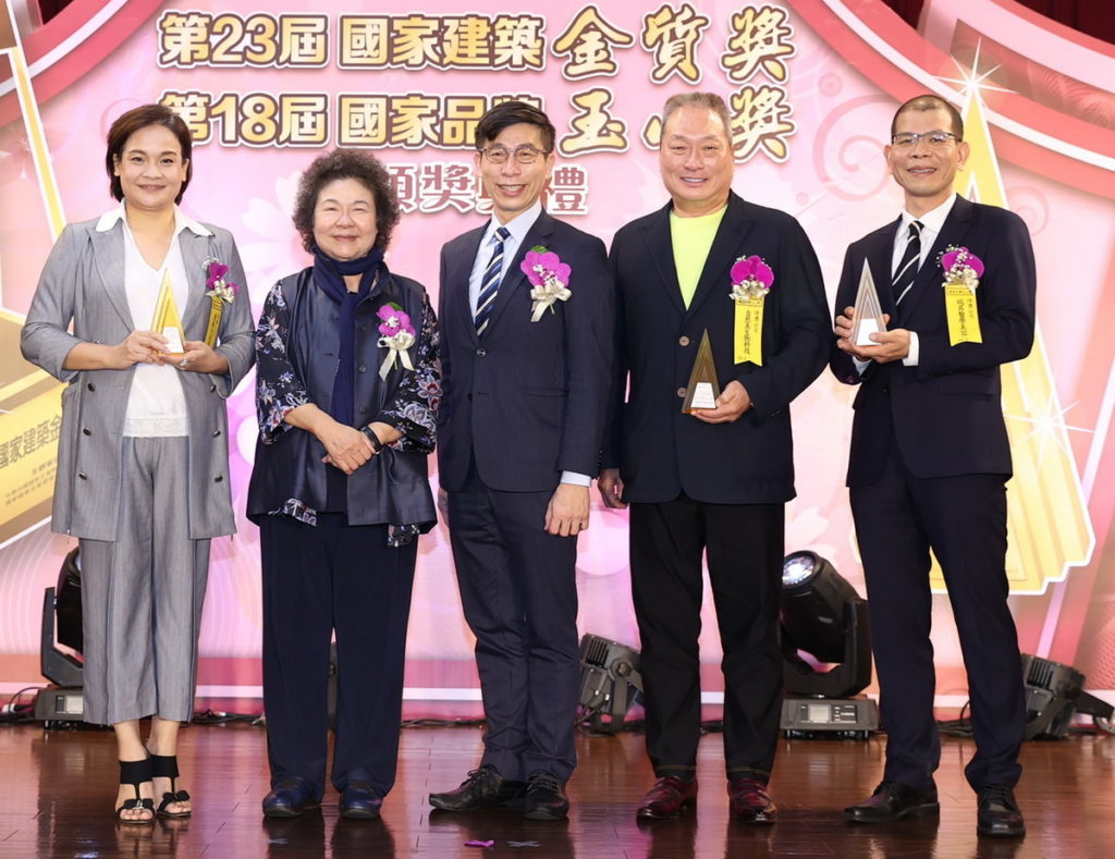 東森集團旗下東森自然美、東森直消電商橫掃11項國家品牌玉山獎,總裁王令麟(右2)偕同東森新零售總經理紀坤傑(右1)、東森直消電商總經理陳美琪(左1)親自出席領獎,並與頒獎人監察院長陳菊(右2)及國家品牌玉山獎大會主委鍾佳濱(中)合影。