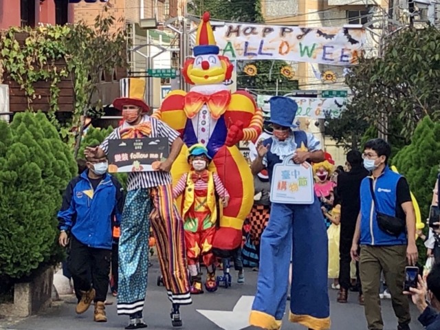 歡慶萬聖節 台中東海藝術街推變裝歌舞主題市集