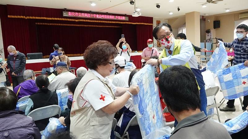 紅十字會彰化縣支會寒冬送暖 捐贈低收入戶禦寒衣被