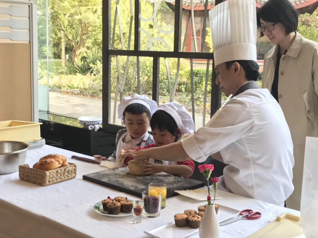 12月19日與知名烘培坊「和正農作」舉辦『聖誕薑餅屋DIY』親子手作課程,在冷冷的冬天動手創作屬於自己的可愛薑餅屋。(圖_和正農作提供,活動照片僅供參考)