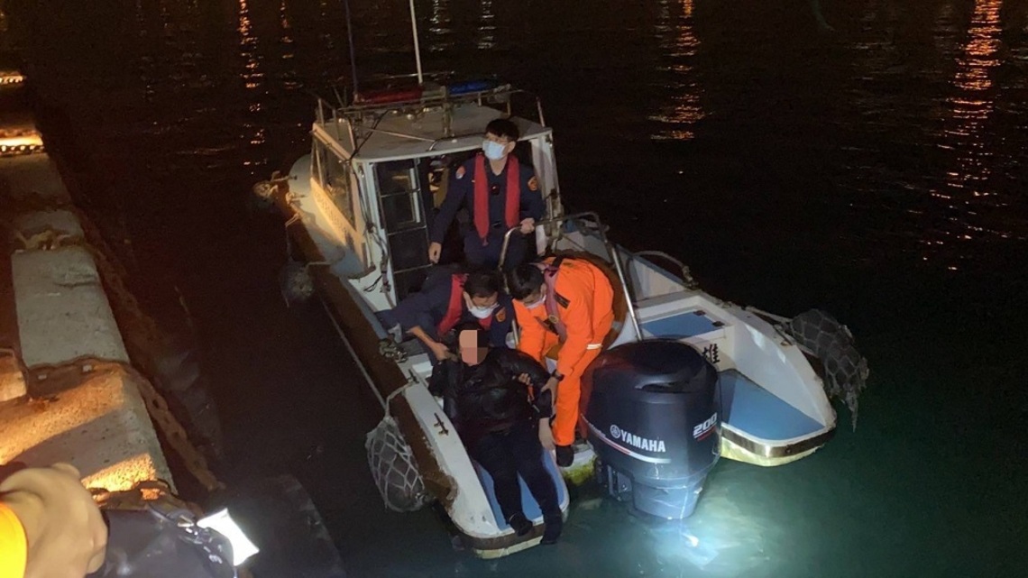 女子寒夜K字樓觀景落海 海巡及時成功救起挽回寶貴性命