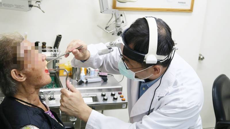 彰化嬤假牙變形竟導致舌癌部彰醫師：嘴破反覆要快就醫- 奧丁丁新聞OwlNews