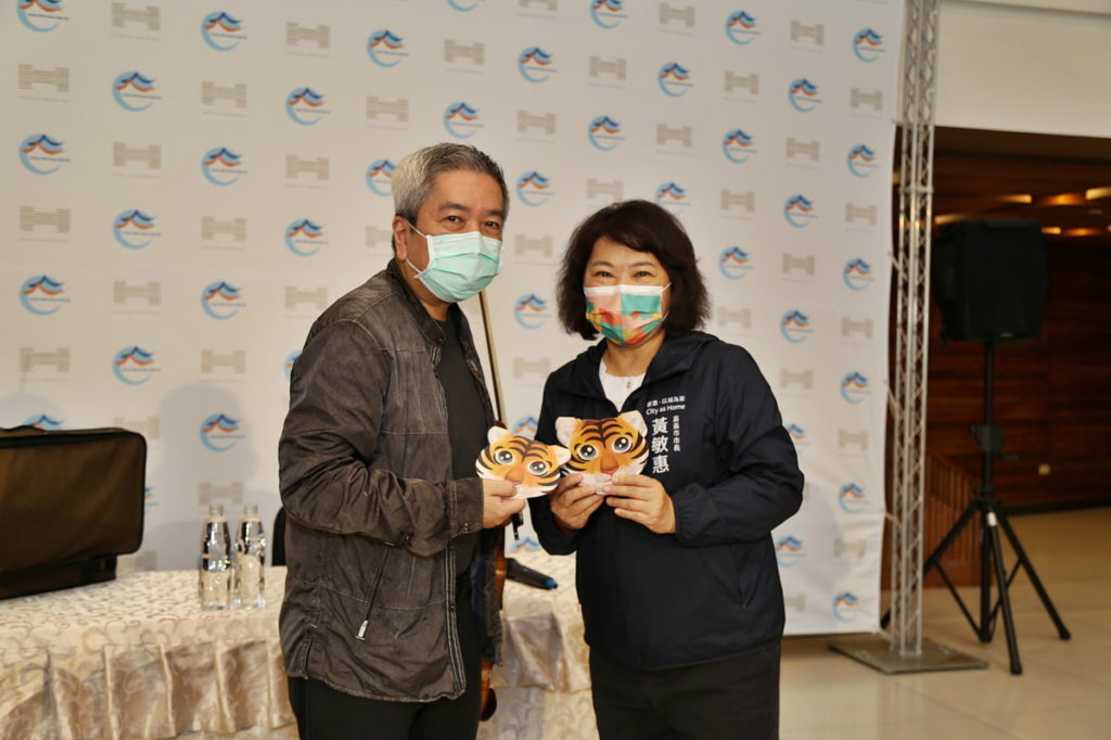 市長致贈小福包給胡乃元大師