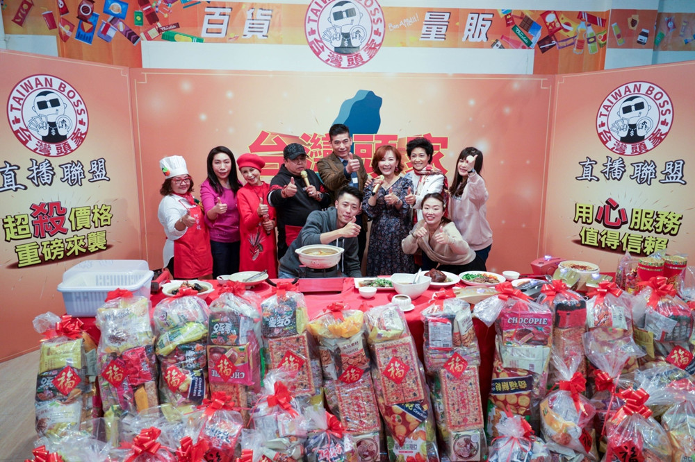 ▲中間左起阿華嫂,如花,林乃華,黑面,陳建豪、力瑜, JUDY,米雪,前排小恩,小丸。(圖/臺灣頭家直播聯盟提供)