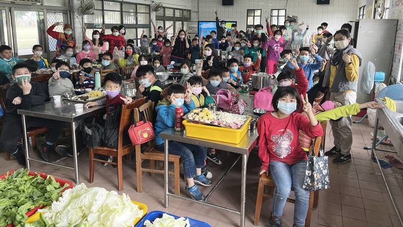 香田國小校園手作菜頭粿 全校師生圍爐吃出好彩頭